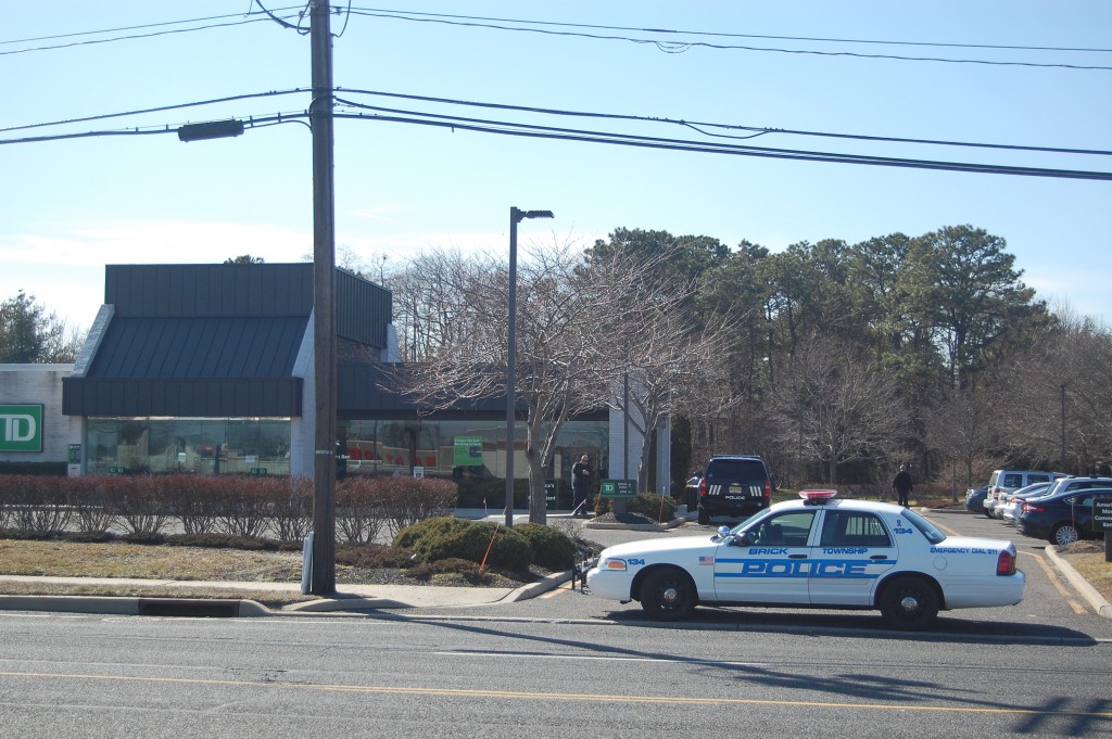 Police on the scene of a bank robbery in Brick, Feb. 22, 2016. (Photo: Daniel Nee)