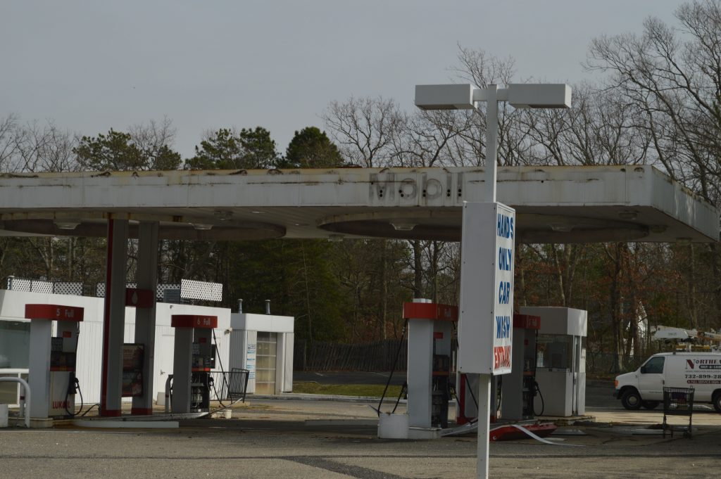 The former Lukoil station on Route 88 in Brick. (Photo: Daniel Nee)