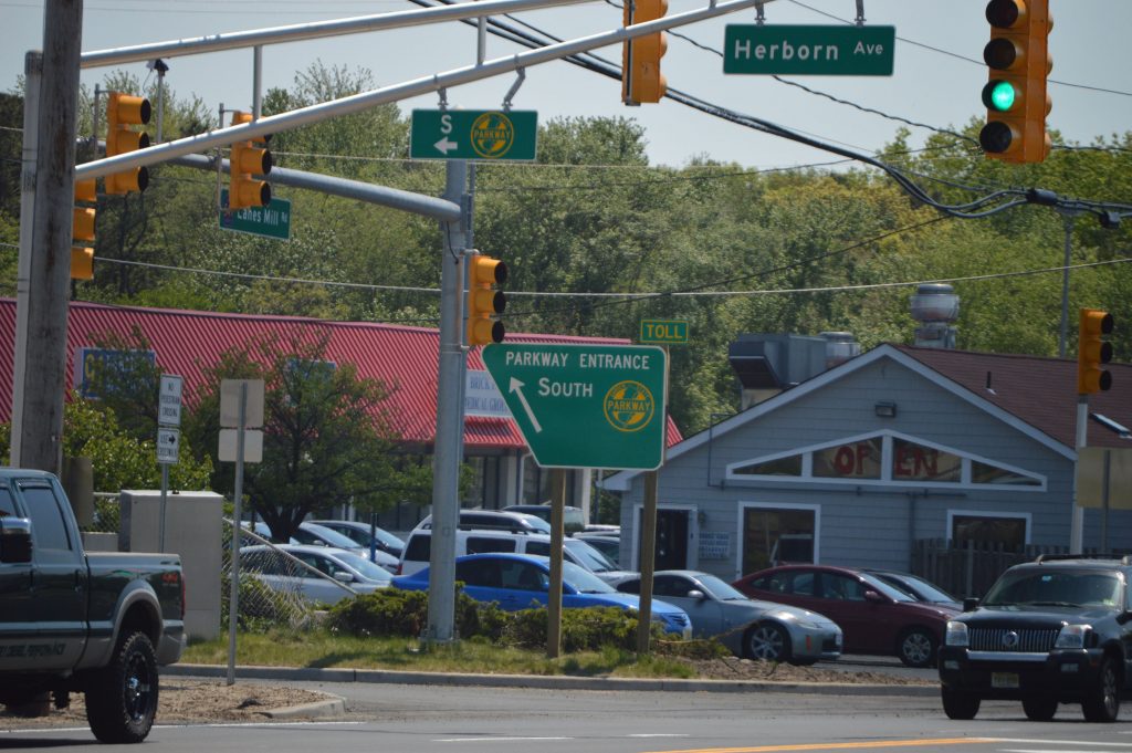 A southbound Parkway entrance along Lanes Mill Road, near Herborn Avenue. (Photo: Daniel Nee)