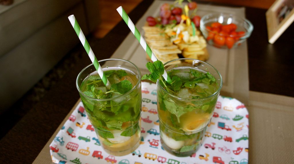Drinks with paper straws. (Photo: Andrea Goh/ Flickr)