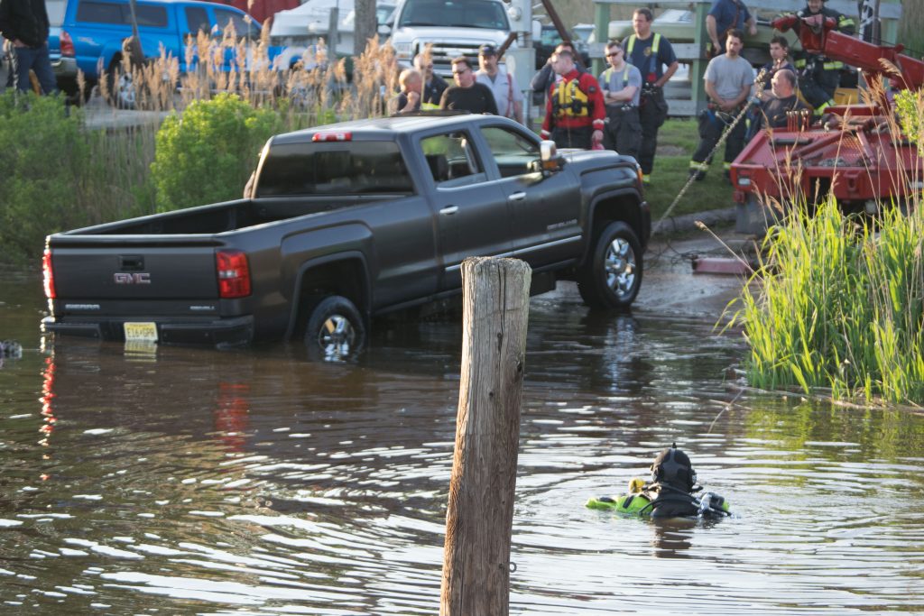 Crews recover a sunken pickup truck at Lightning Jack's III Marina in Brick, NJ, May 16, 2019. (Photo: Daniel Nee)