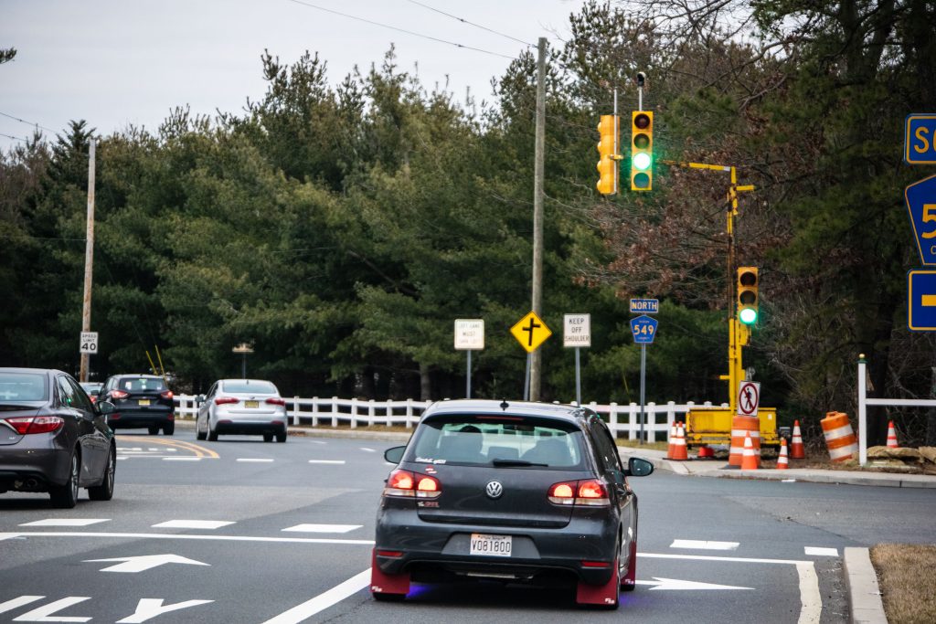 A temporary traffic signal device on Lanes Mill Road in Brick, Jan. 2021. (Photo: Daniel Nee)