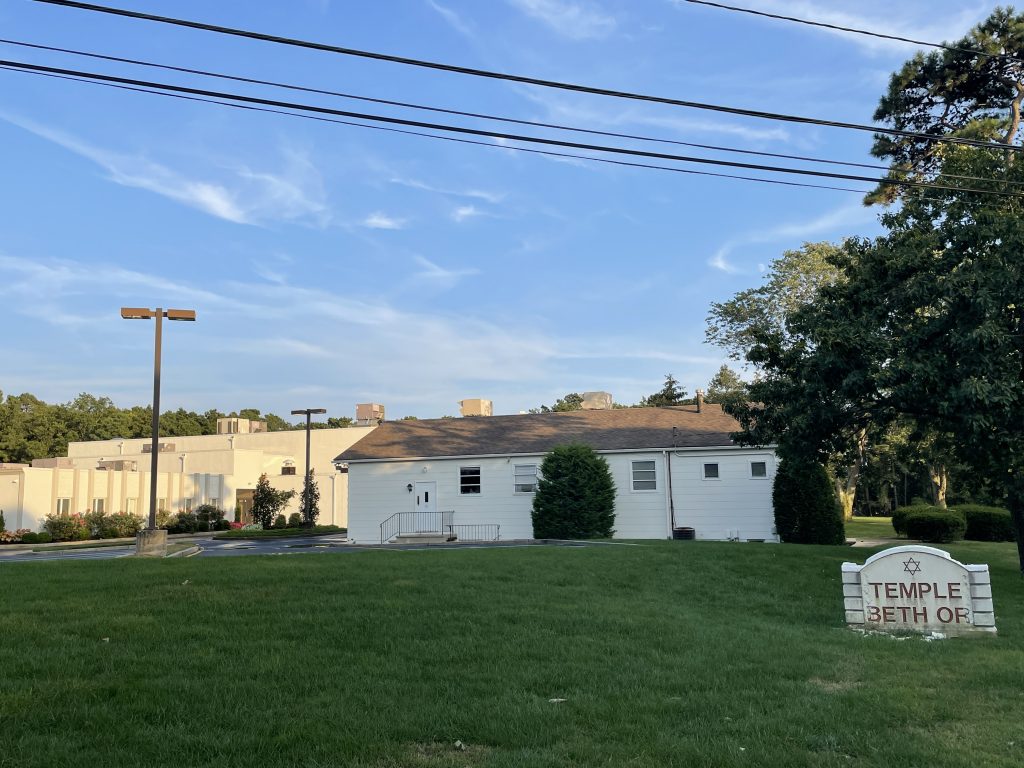 The former Temple Beth Or, where a private high school opened, causing controversy, Sept. 2021. (Photo: Daniel Nee)