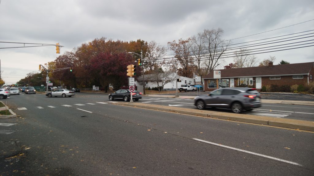 The residential home at 129 Chambers Bridge Road proposed to be demolished in favor of a Smoothie King restaurant. (Photo: Daniel Nee)