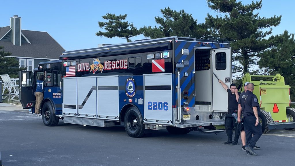 Brick rescue dive teams respond to Brick Beach III, Aug. 24, 2022. (Photo: Daniel Nee)