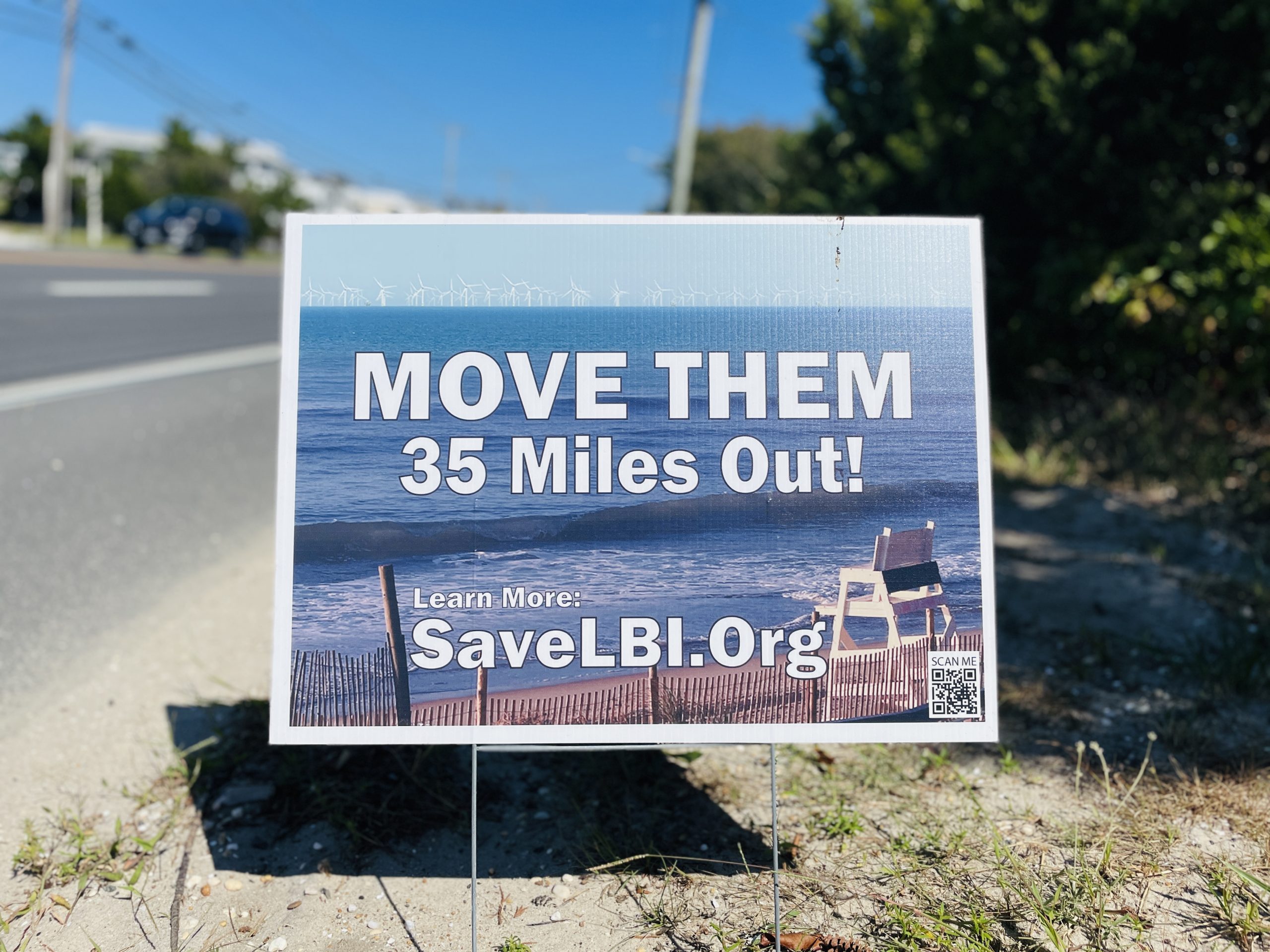 A lawn sign opposing wind turbines off Long Beach Island, Sept. 2022. (Photo: Daniel Nee)