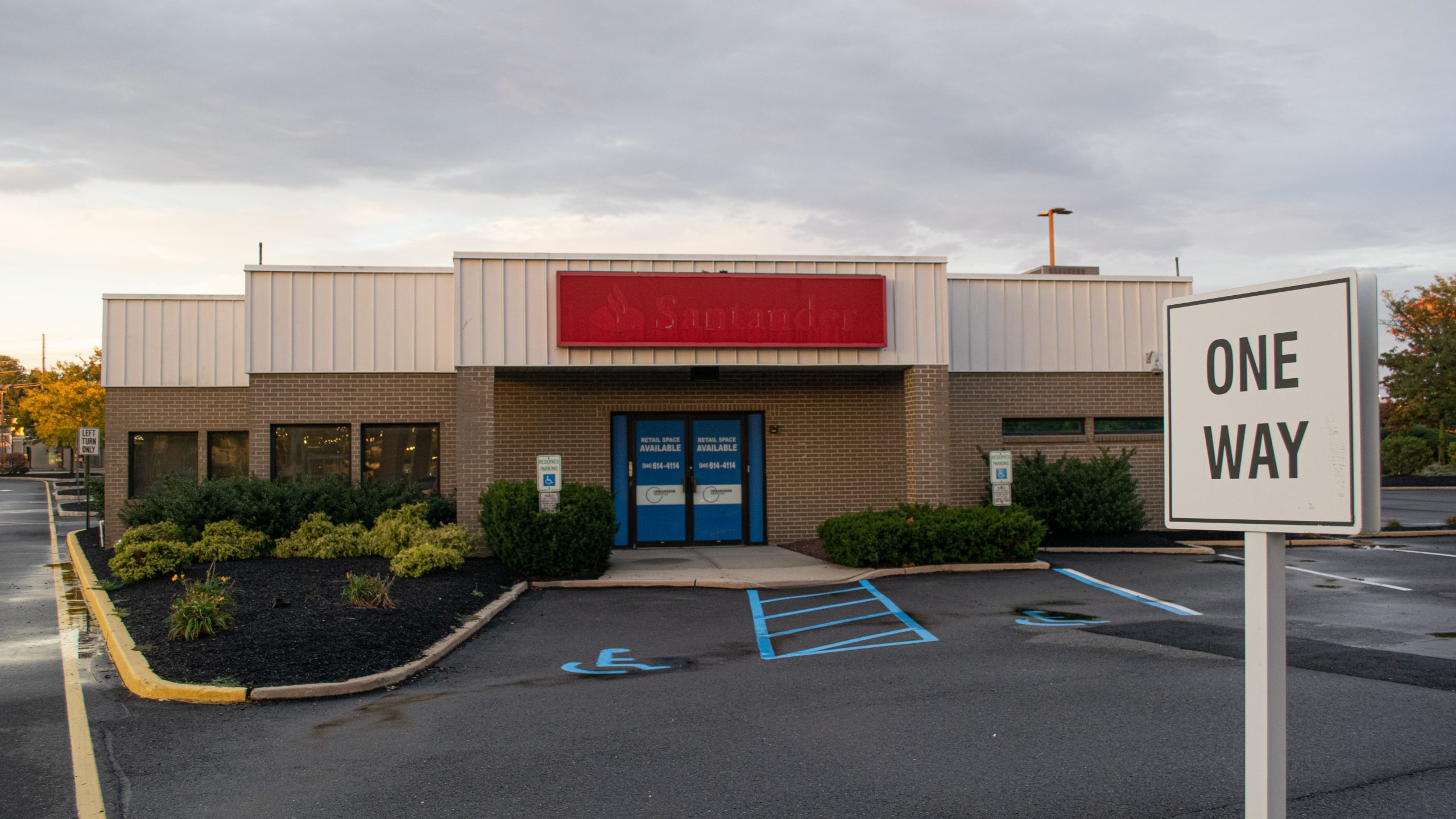 A closed Santander bank branch proposed to be demolished in favor of a restautant building housing Shake Shack and First Watch, Sept. 2022. (Photo: Daniel Nee)