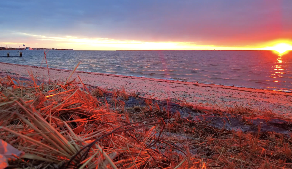The sun provides a stunning flash before setting between clouds, Jan. 28, 2023. (Photo: Daniel Nee)