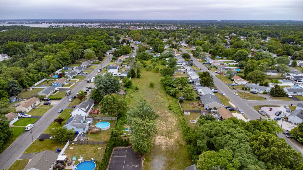 An open parcel of land where a self-storage facility was proposed. (Photo: Shorebeat)