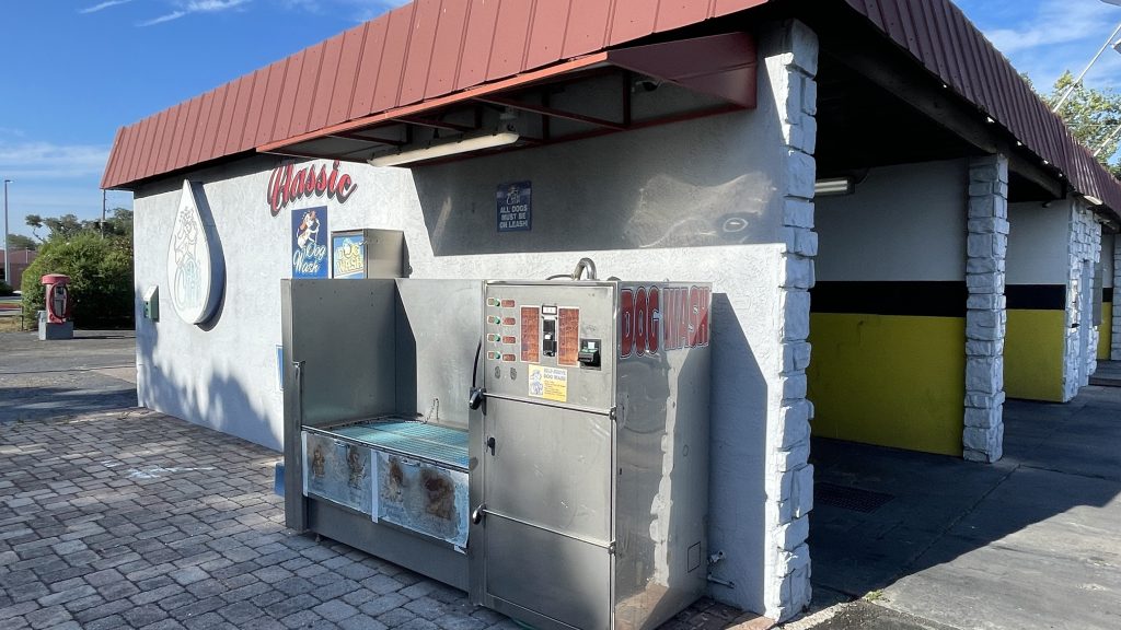 A 'dog wash' at the Classic Car Wash in Largo, Fla. (Photo: Shorebeat)