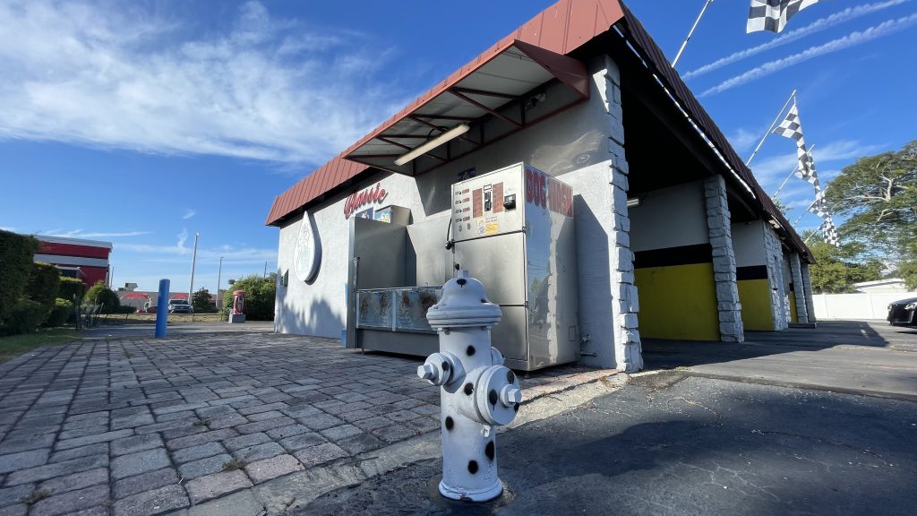 A 'dog wash' at the Classic Car Wash in Largo, Fla. (Photo: Shorebeat)